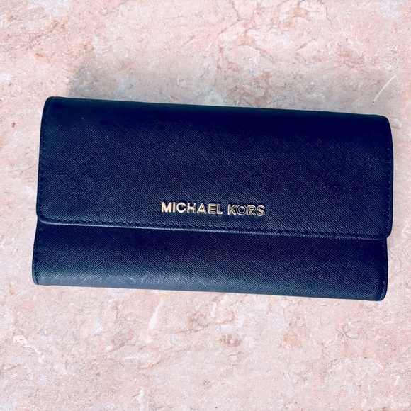 Michael Kors Handbags - Michael Kors NWOT BI-Fold Wallet 🔥